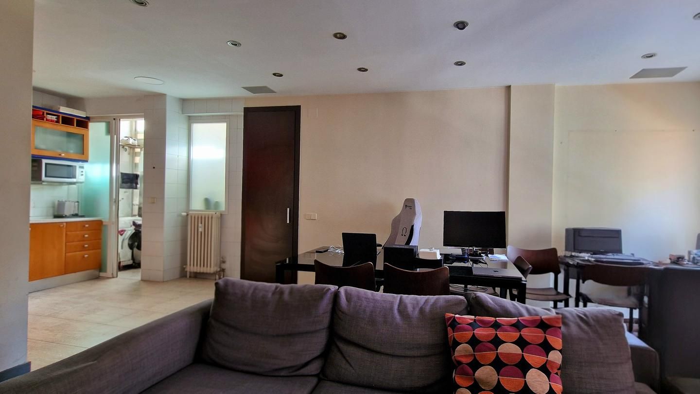 Sala d'estar de Dúplex en venda en  Madrid Capital amb Aire condicionat i Moblat