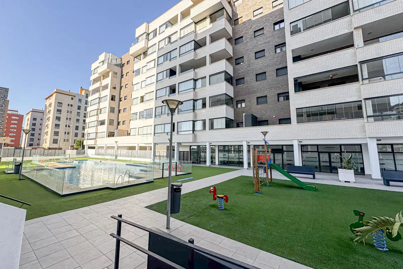Vista exterior de Pis en venda en Almería amb Terrassa, Traster i Piscina