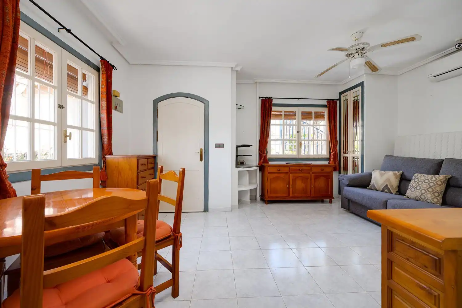 Sala d'estar de Estudi en venda en Torrevieja amb Aire condicionat, Terrassa i Traster
