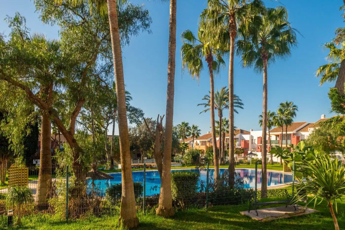 Jardí de Casa adosada en venda en Chiclana de la Frontera amb Aire condicionat, Calefacció i Jardí privat