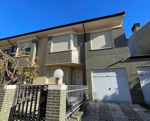 Exterior view of Single-family semi-detached for sale in Valladolid Capital  with Heating, Private garden and Storage room