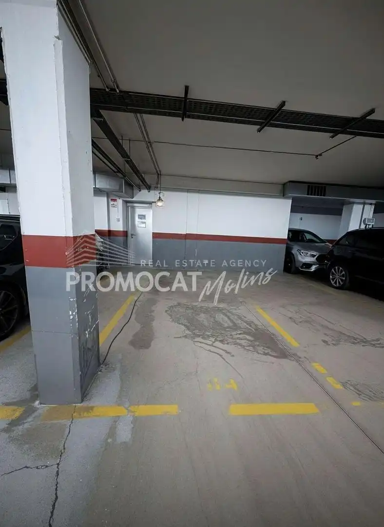 Parking de Piso en venta en Molins de Rei con Aire acondicionado, Trastero y Piscina comunitaria