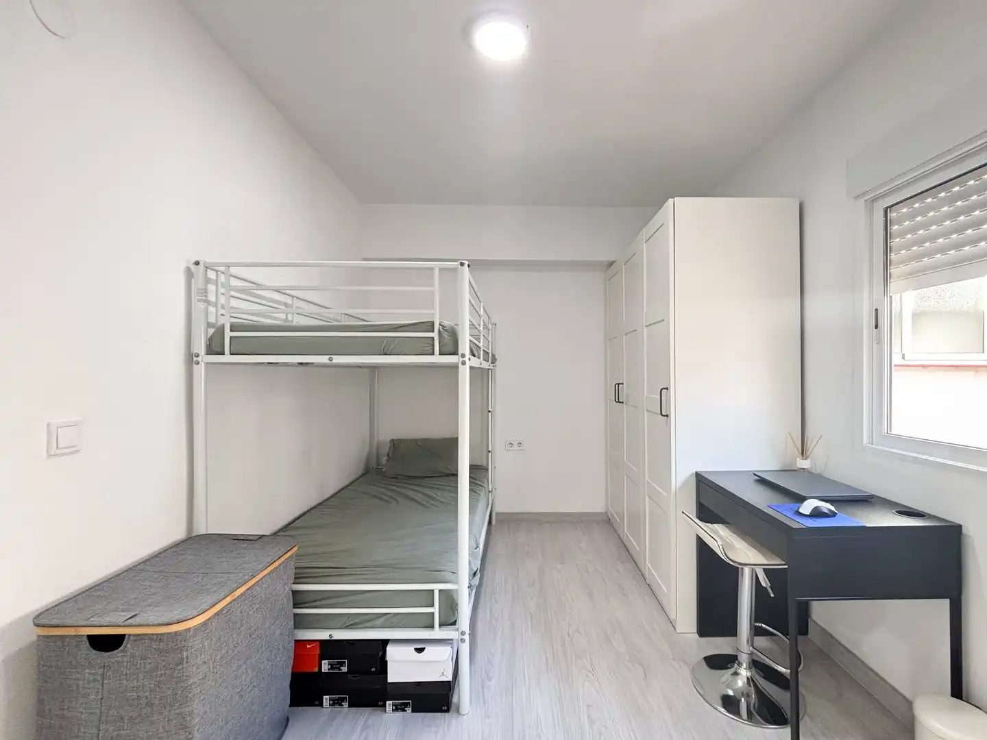 Bedroom of Flat for sale in Valencia  with Air Conditioner, Furnished and Balcony