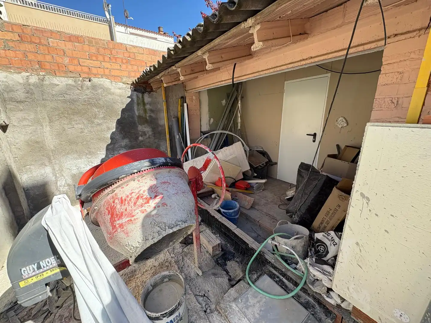 Einfamilien-Reihenhaus zum Verkauf in Alpicat mit Klimaanlage, Heizung und Privatgarten