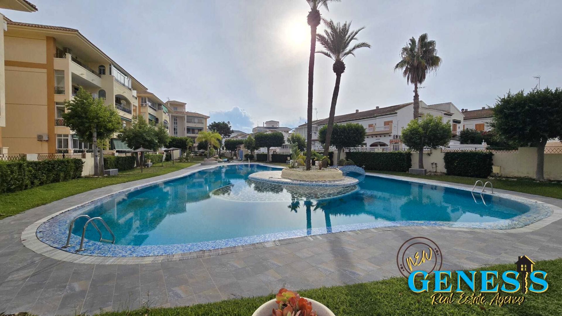 Piscina de Apartament en venda en Torrevieja amb Aire condicionat, Terrassa i Balcó