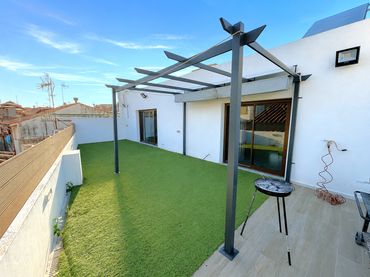 Casa a schiera con balcone in vendita a Carrer del Comte