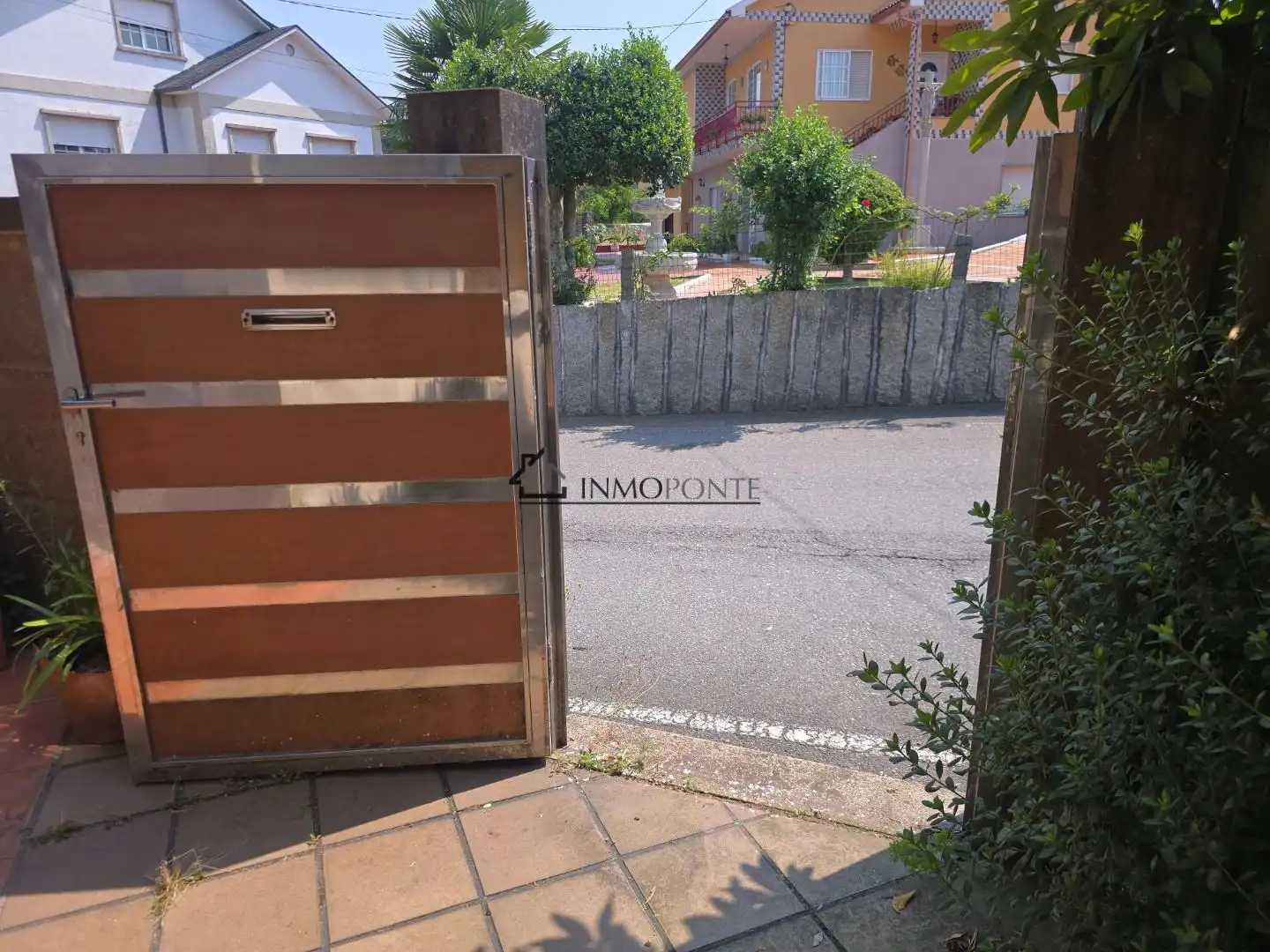 Vista exterior de Casa o xalet en venda en Pontevedra Capital  amb Calefacció, Jardí privat i Terrassa
