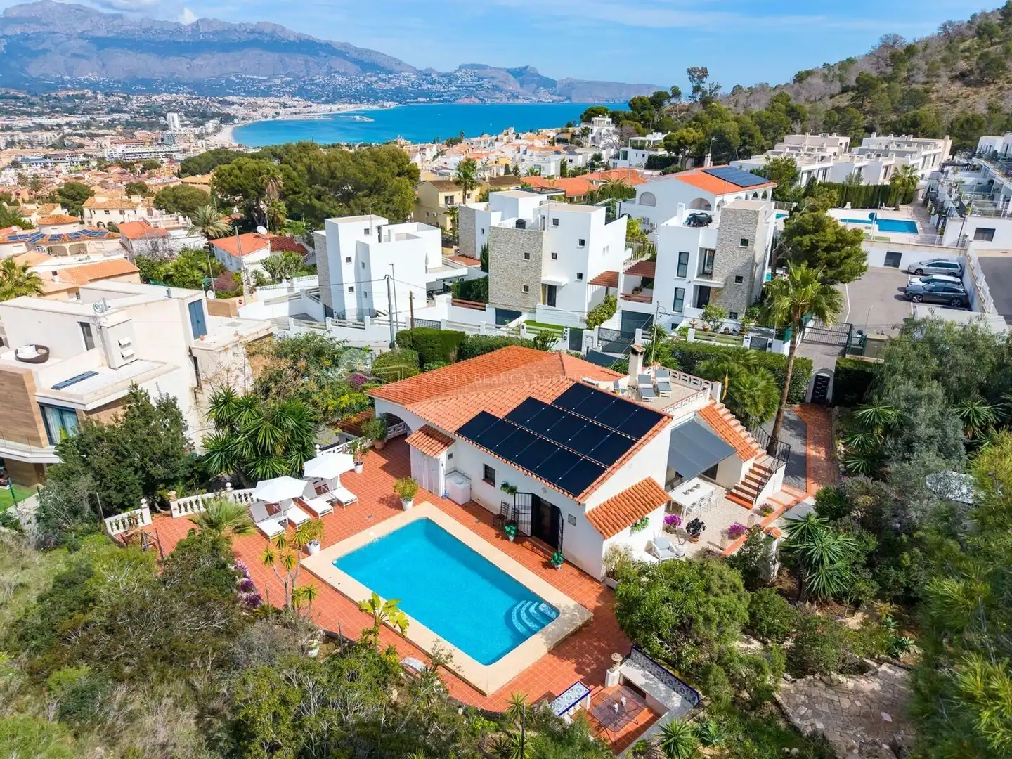 Vista exterior de Casa o xalet en venda en L'Alfàs del Pi amb Terrassa, Traster i Piscina
