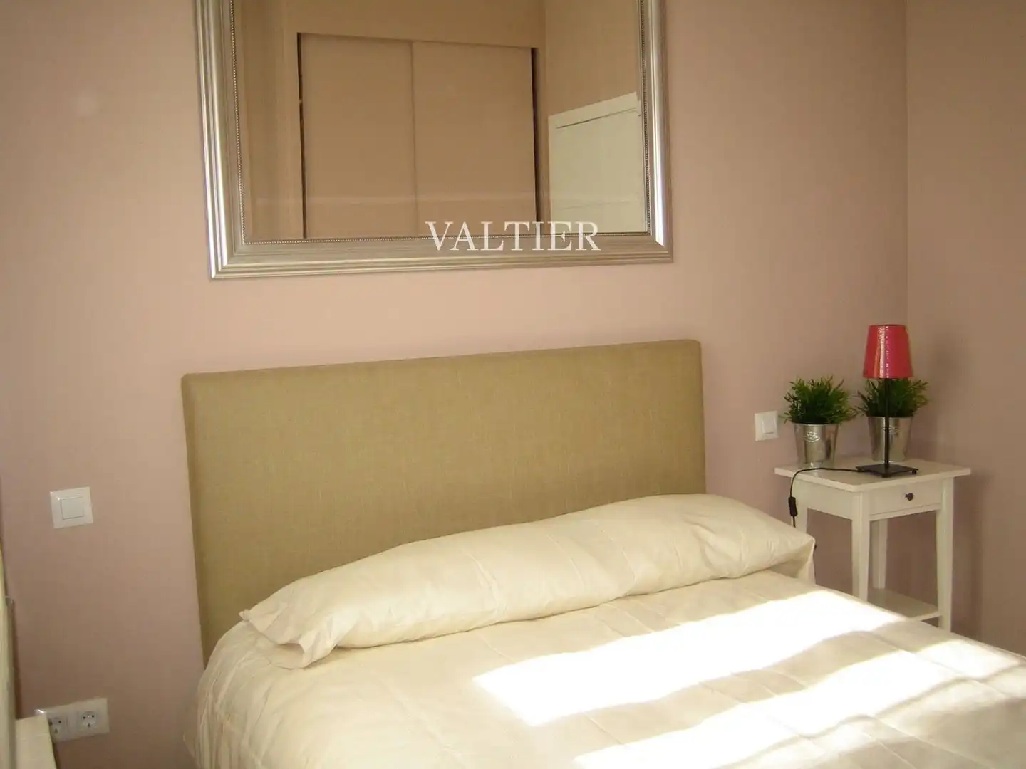 Schlafzimmer von Dachboden zur Miete in Madrid mit Klimaanlage, Terrasse und Möbliert