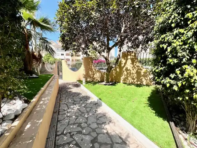 Jardí de Pis en venda en Marbella amb Aire condicionat, Calefacció i Moblat