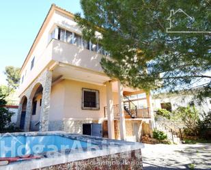 Vista exterior de Casa o xalet en venda en Chiva amb Jardí privat, Terrassa i Traster