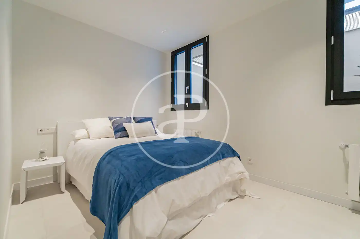 Dormitori de Casa adosada en venda en Madrid amb Aire condicionat, Calefacció i Jardí privat