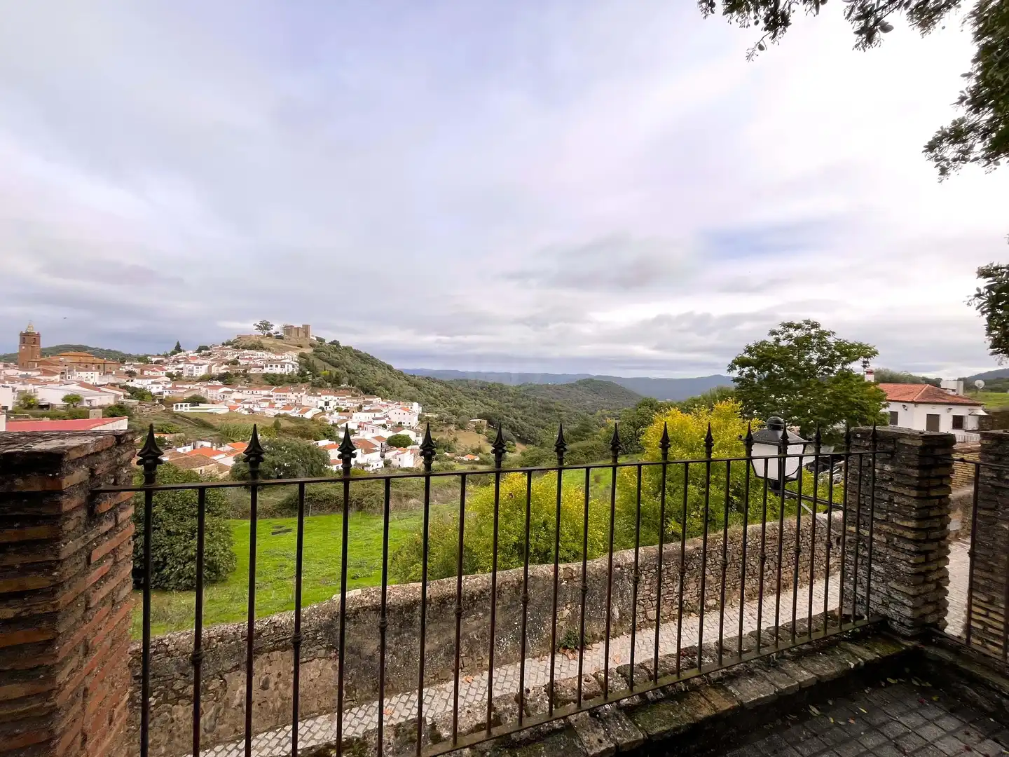 Vista exterior de Casa adosada en venda en Cortegana amb Terrassa