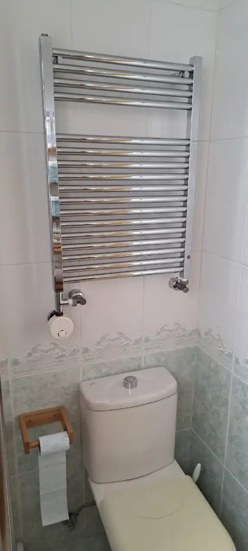 Bany de Pis en venda en Oviedo  amb Calefacció, Parquet i Traster