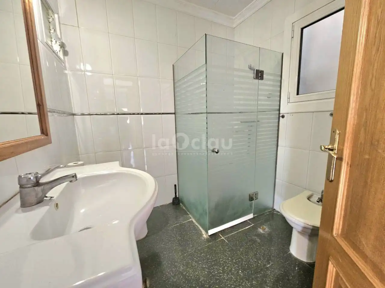 Badezimmer von Wohnung zum Verkauf in Tona mit Heizung, Parkett und Terrasse