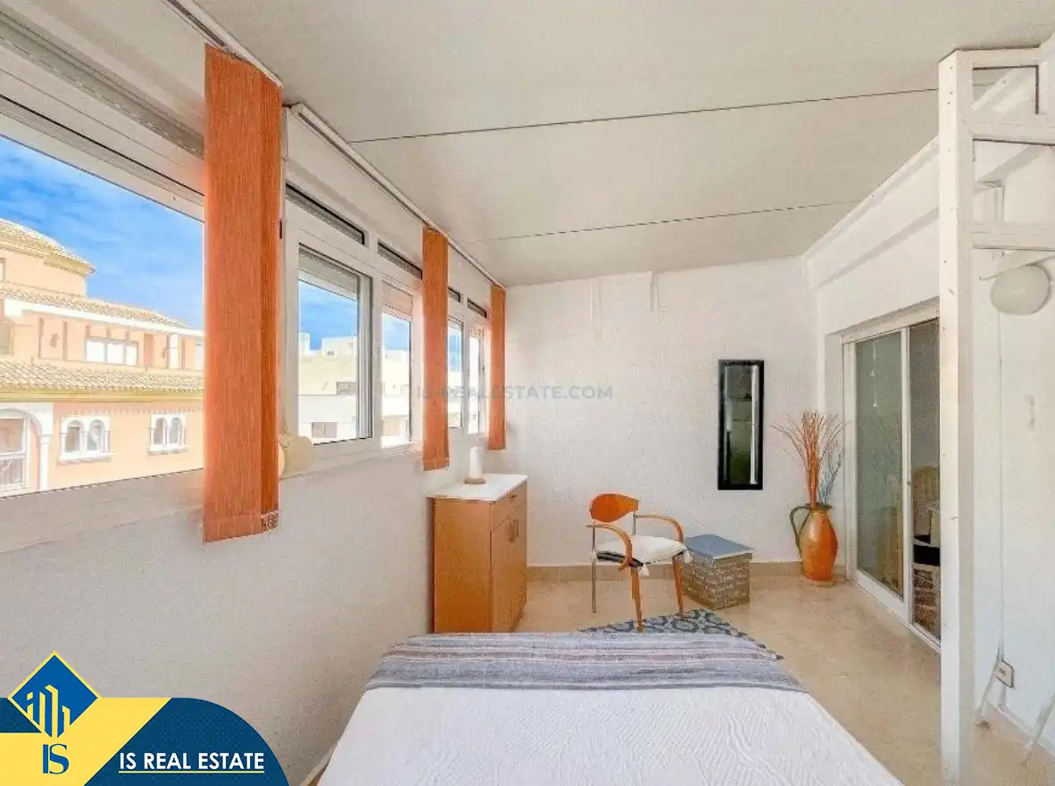 Dormitori de Apartament de lloguer en Torrevieja amb Aire condicionat, Calefacció i Terrassa