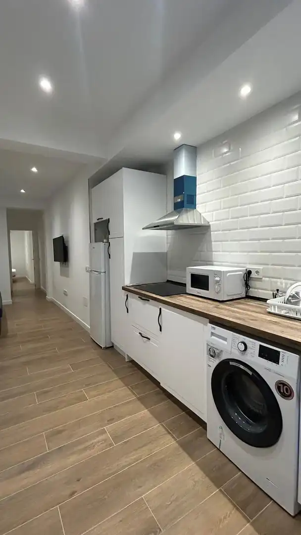 Cuina de Apartament de lloguer en Algeciras amb Aire condicionat i Moblat