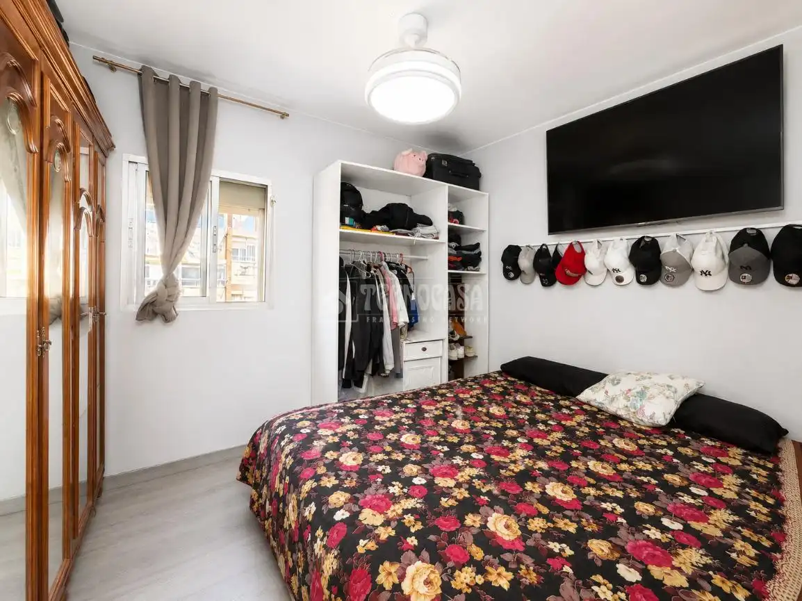 Habitación de Piso en venta en Madrid con Balcón