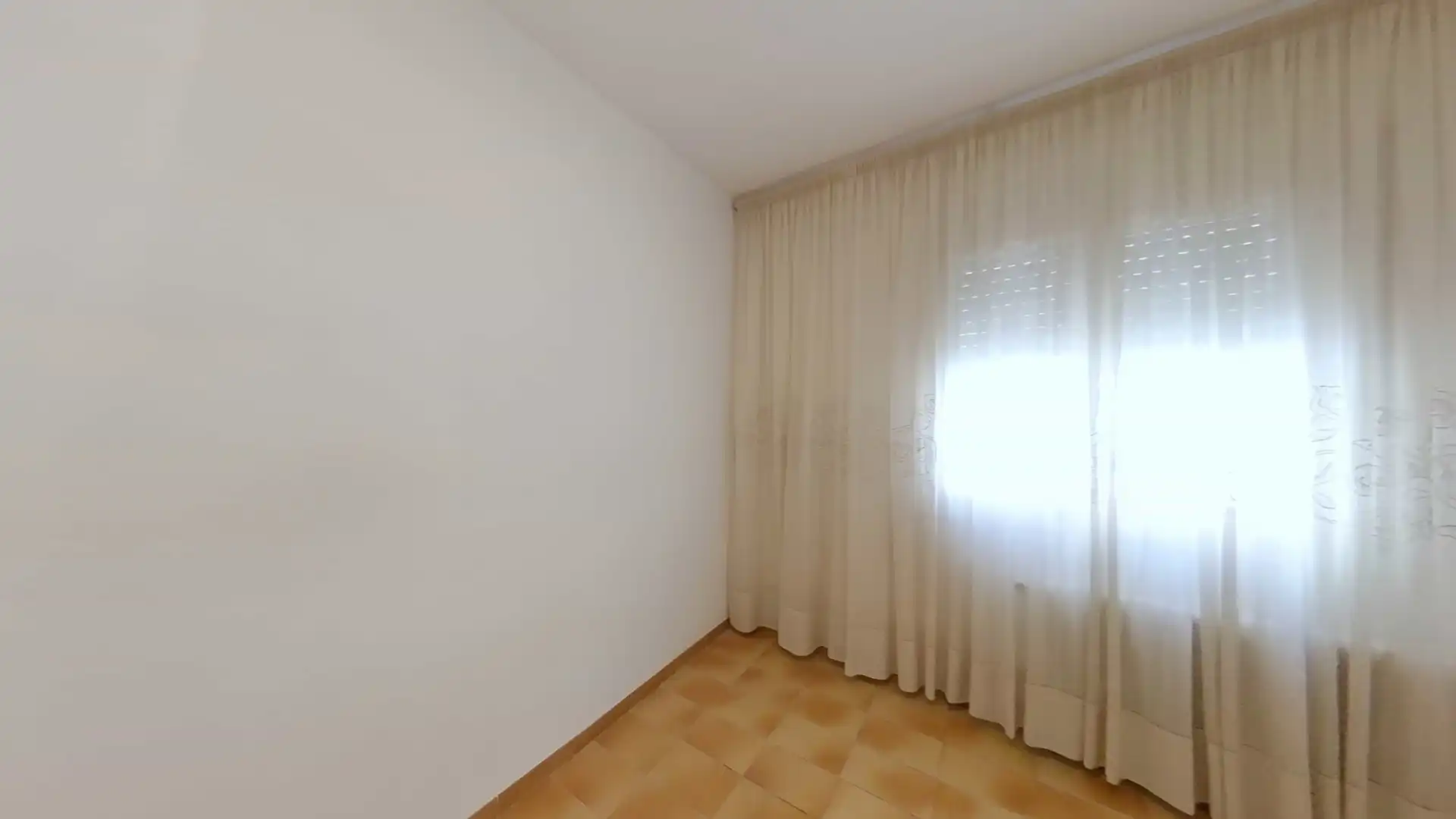 Schlafzimmer von Einfamilien-Reihenhaus zum Verkauf in Sabadell mit Klimaanlage, Heizung und Privatgarten