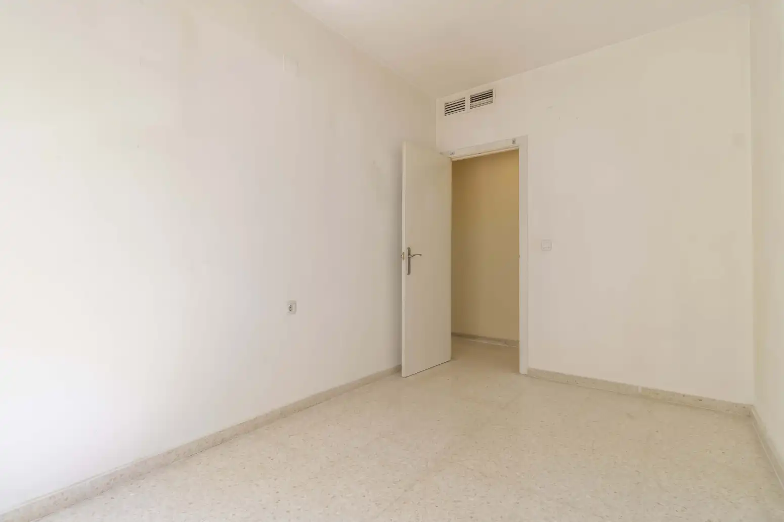 Flat for sale in Sevilla  with Air Conditioner and Storage room