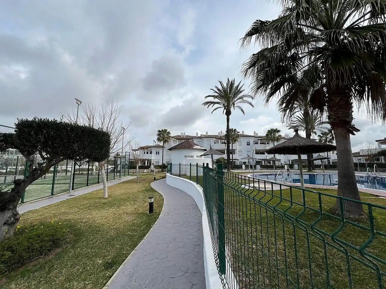 Vista exterior de Apartamento en venta en Chiclana de la Frontera con Jardín privado, Terraza y Alarma