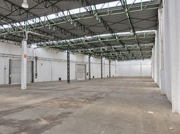 Industrial building to rent in N-2