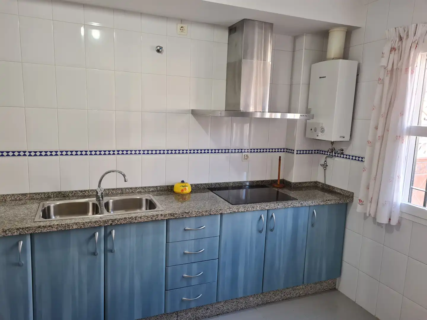 Cuina de Casa adosada de lloguer en Vélez-Málaga amb Terrassa, Moblat i Rentadora