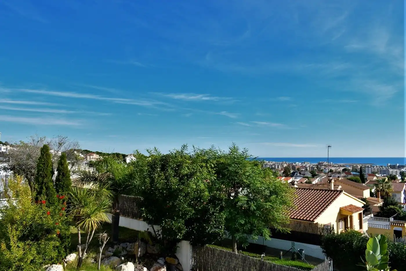 Vista exterior de Casa adosada en venda en Calafell amb Calefacció, Jardí privat i Terrassa