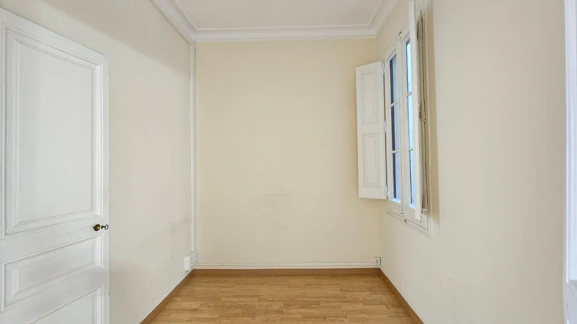 Schlafzimmer von Büro zur Miete in Barcelona mit Klimaanlage, Heizung und Balkon