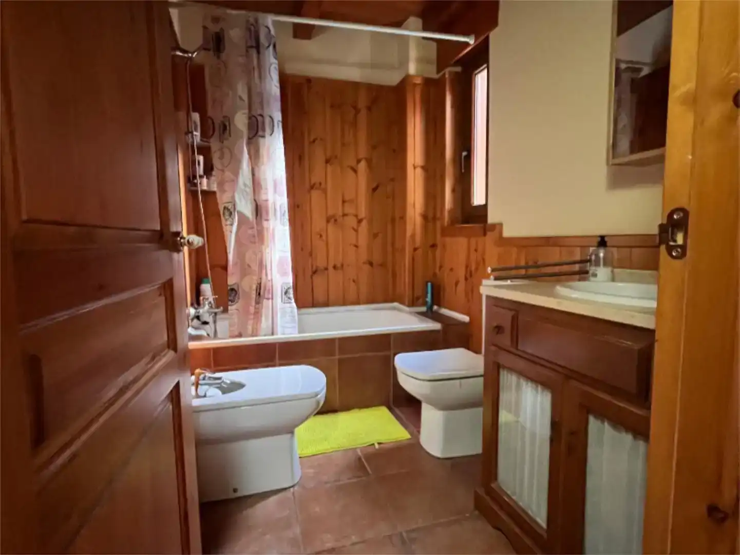 Baño de Piso de alquiler en Naut Aran con Parquet, Trastero y Amueblado