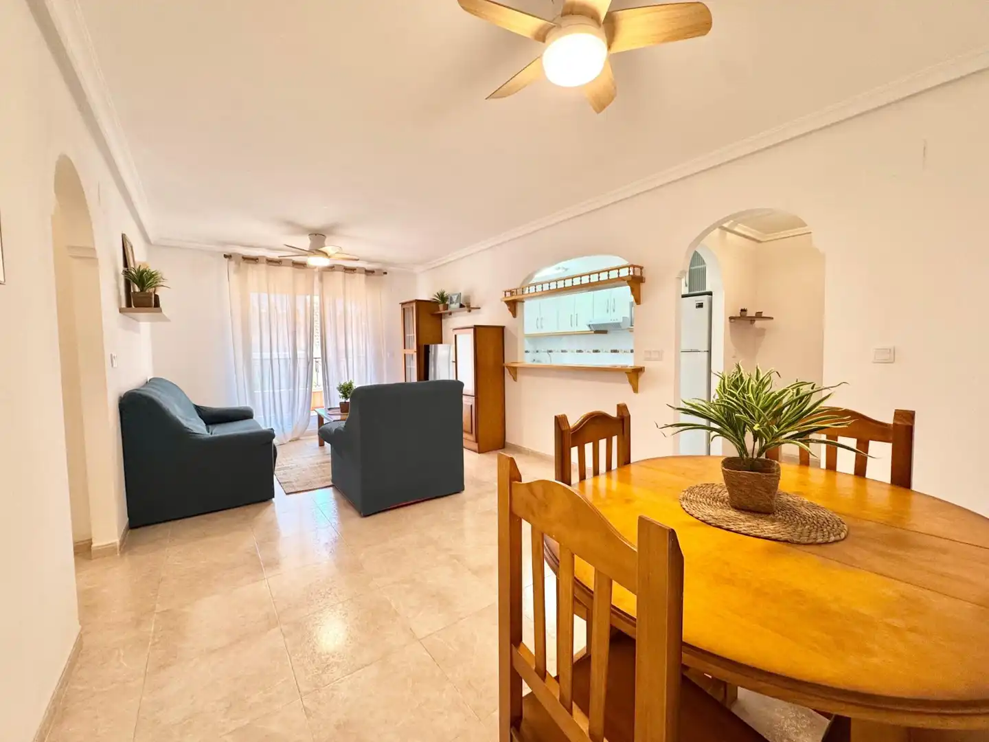 Sala de estar de Apartamento de alquiler en Orihuela con Aire acondicionado, Piscina y Amueblado