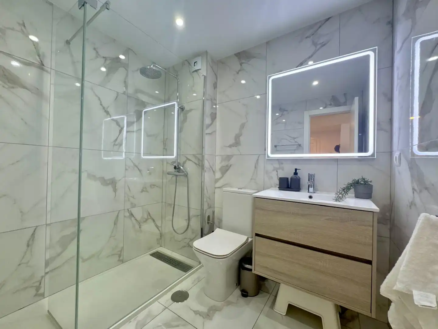Baño de Apartamento en venta en Marbella con Aire acondicionado, Terraza y Piscina