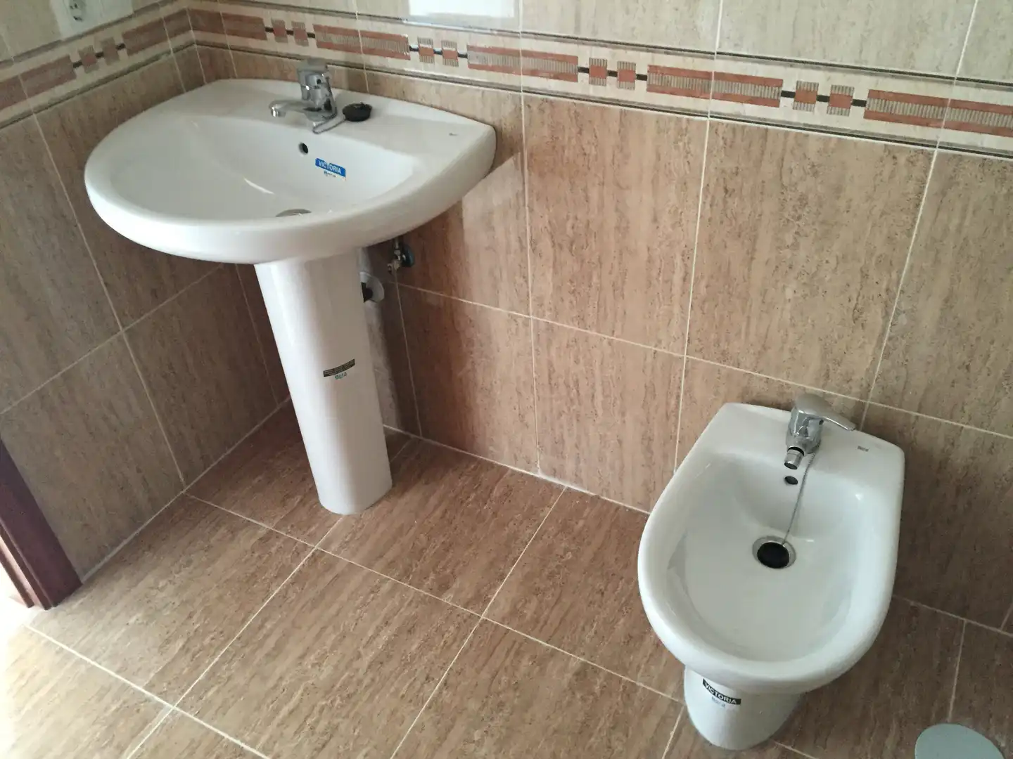 Badezimmer von Wohnungen zum Verkauf in Fuente Vaqueros mit Ofen und Waschmaschine