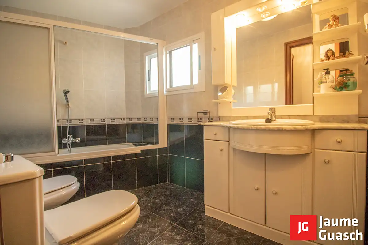 Bany de Casa o xalet en venda en Torredembarra amb Aire condicionat, Calefacció i Jardí privat