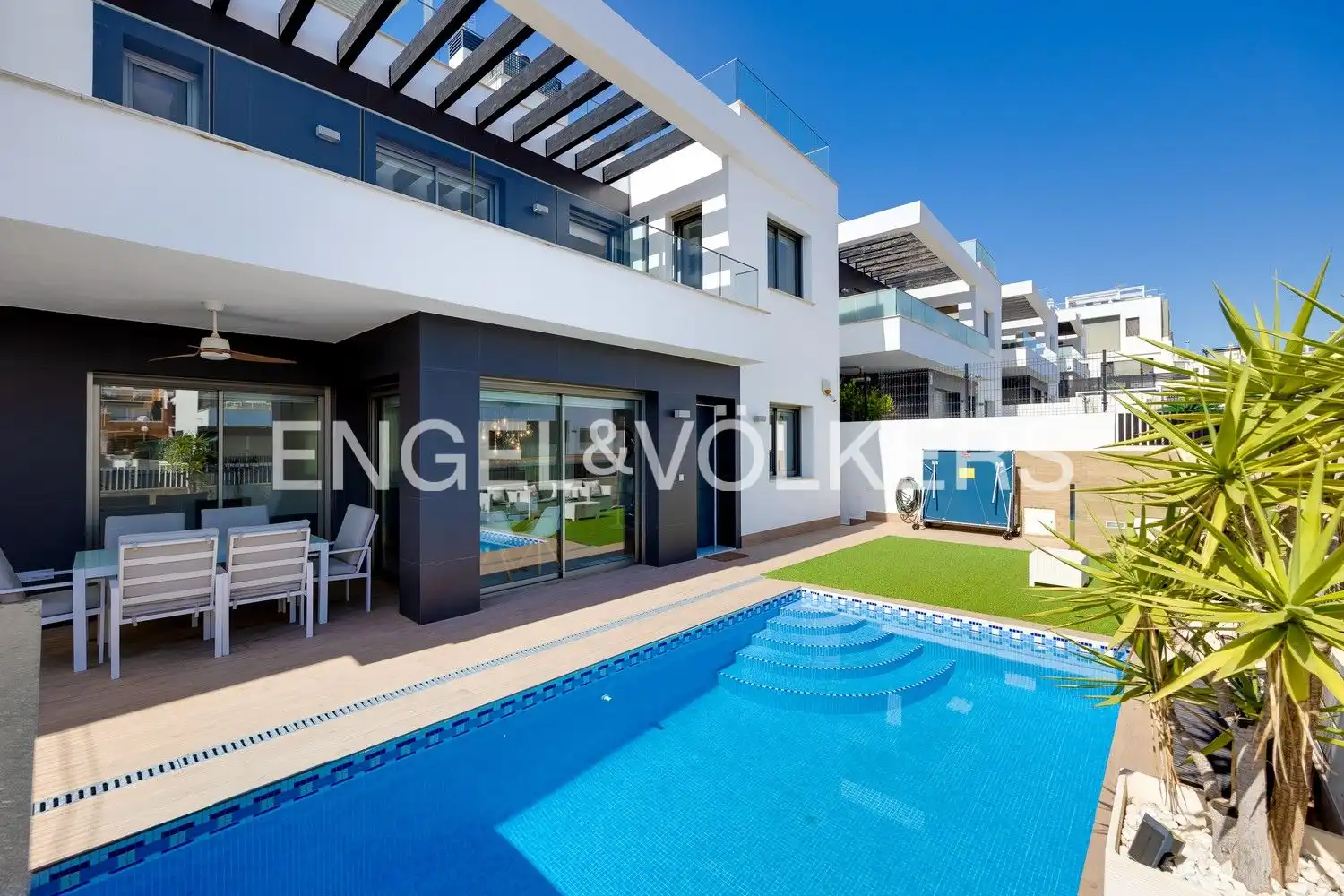 Vista exterior de Casa o xalet en venda en Orihuela amb Aire condicionat, Calefacció i Jardí privat
