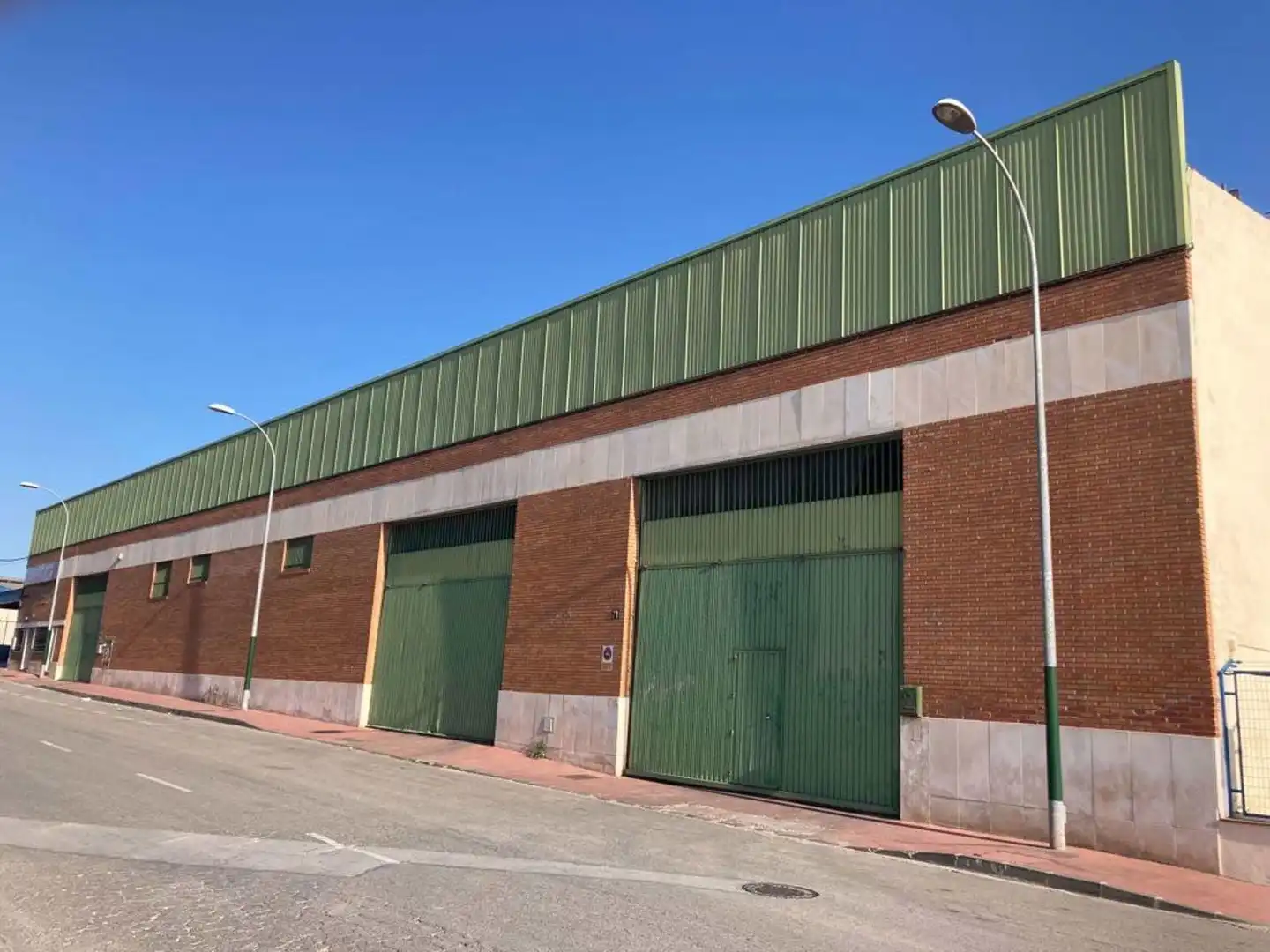 Außenansicht von Fabrikhallen zur Miete in Málaga
