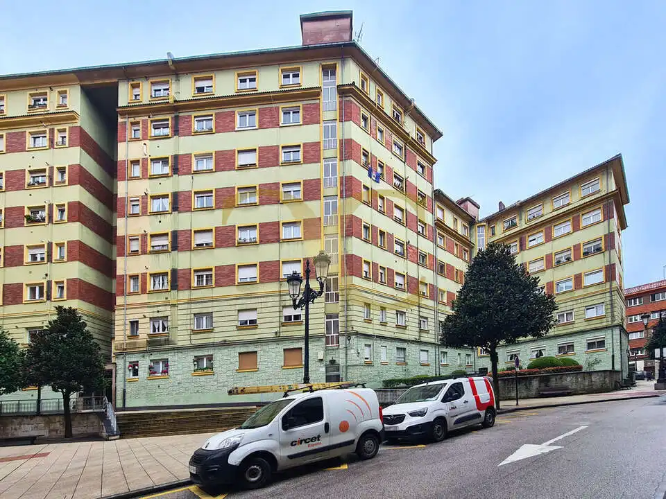 Vista exterior de Pis en venda en Oviedo  amb Calefacció i Jardí privat