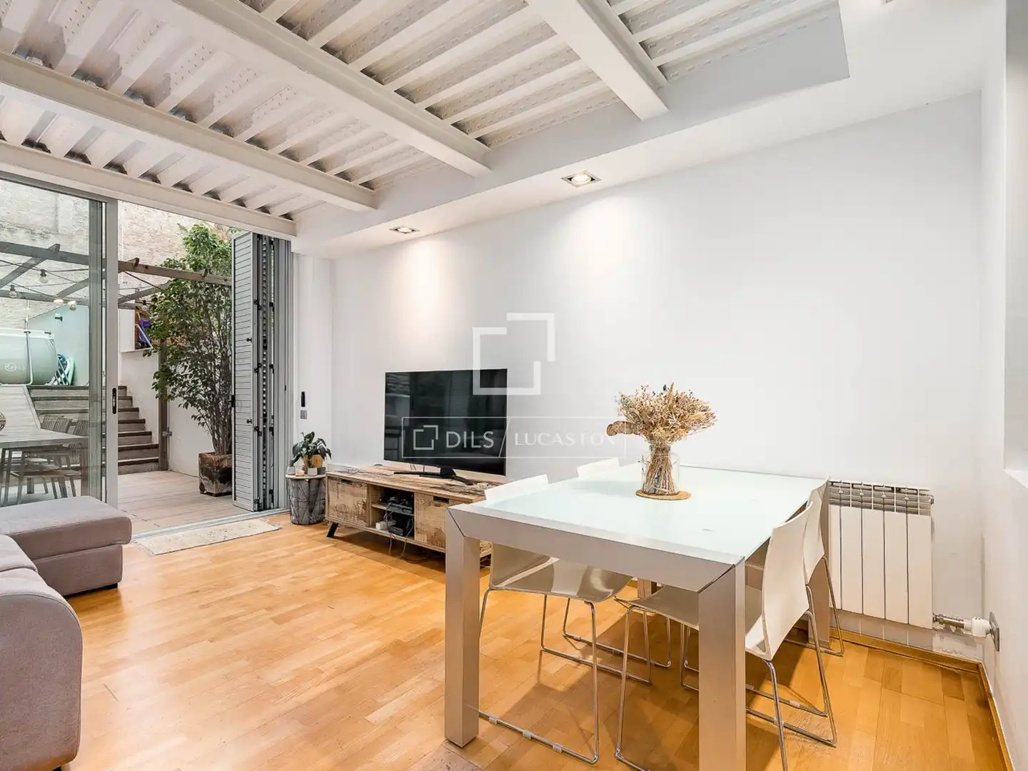 Sala d'estar de Casa o xalet en venda en Barcelona amb Aire condicionat, Terrassa i Piscina