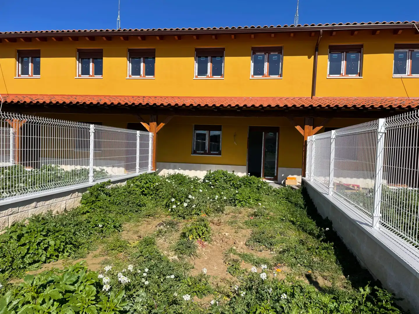 Vista exterior de Casa adosada en venda en Herramélluri amb Calefacció i Jardí privat