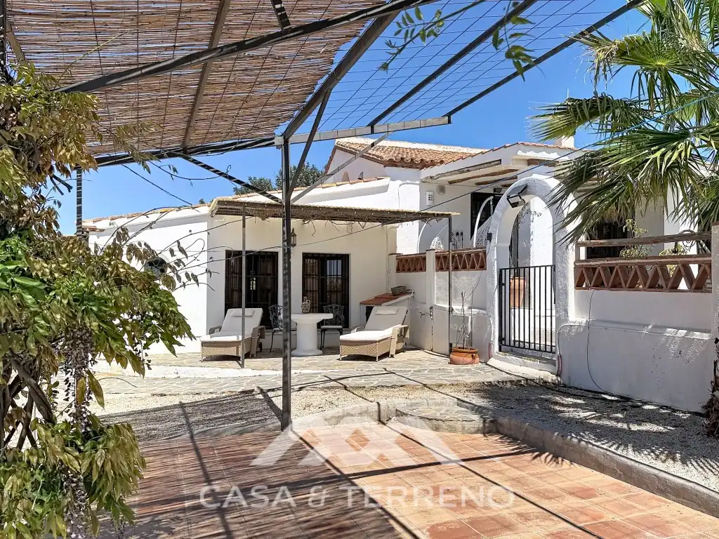 Vista exterior de Casa o xalet en venda en Vélez-Málaga amb Aire condicionat, Jardí privat i Terrassa
