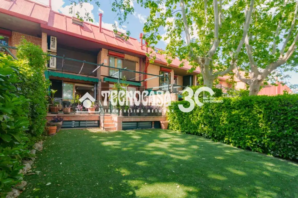 Jardí de Casa adosada en venda en Madrid amb Aire condicionat, Calefacció i Terrassa