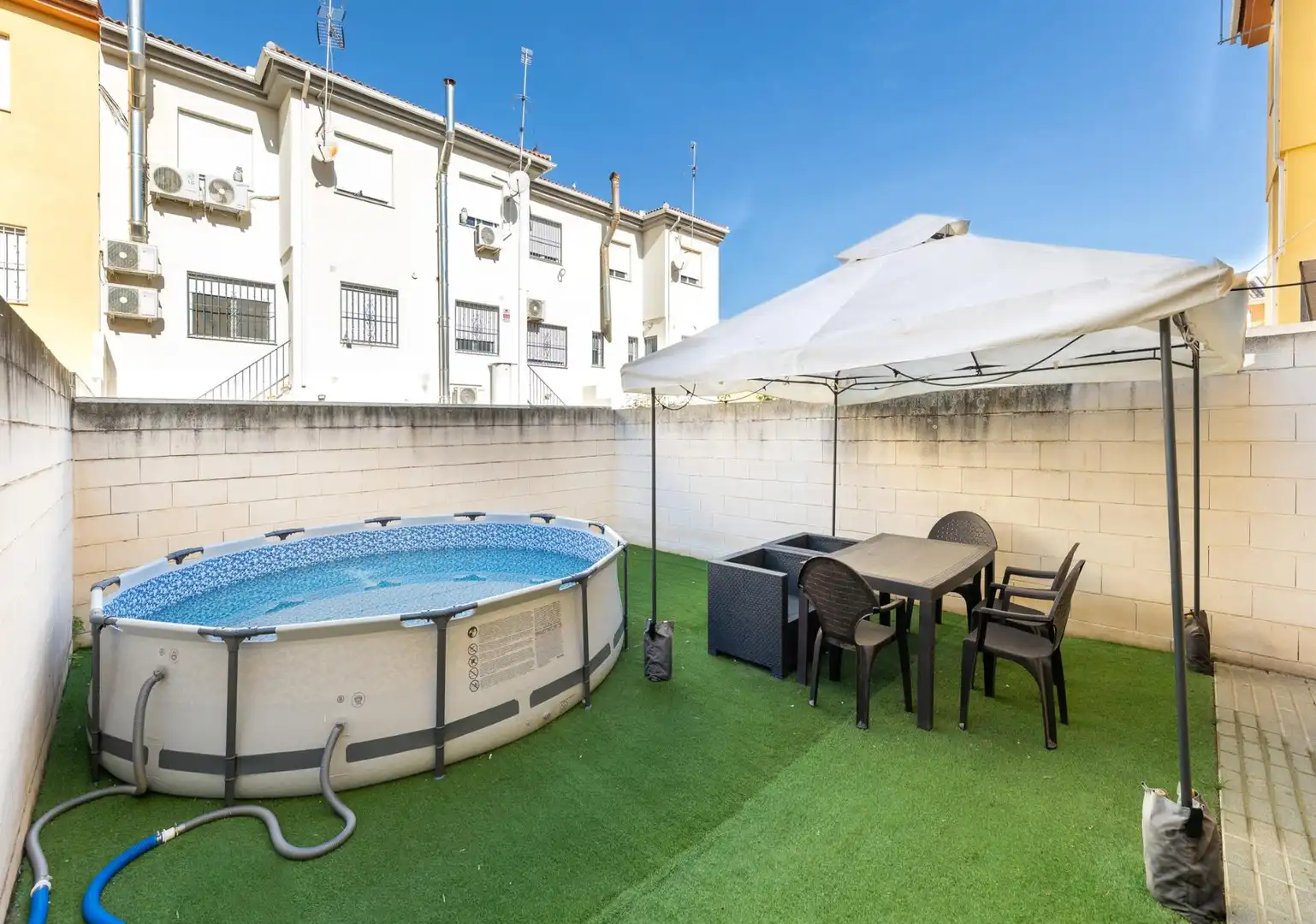 Terrasse von Einfamilien-Reihenhaus zum Verkauf in Vegas del Genil mit Klimaanlage