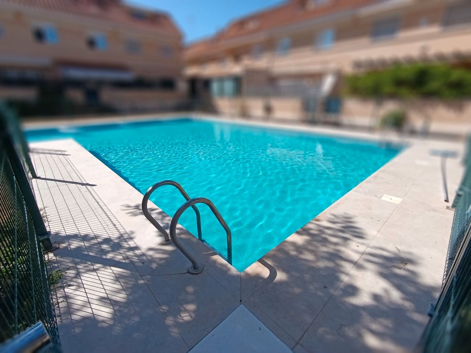 Piscina de Casa adosada en venta en Ciudad Real Capital con Aire acondicionado, Calefacción y Jardín privado