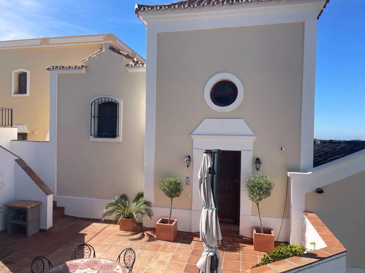 Vista exterior de Casa adosada en venta en Benahavís con Aire acondicionado, Jardín privado y Terraza
