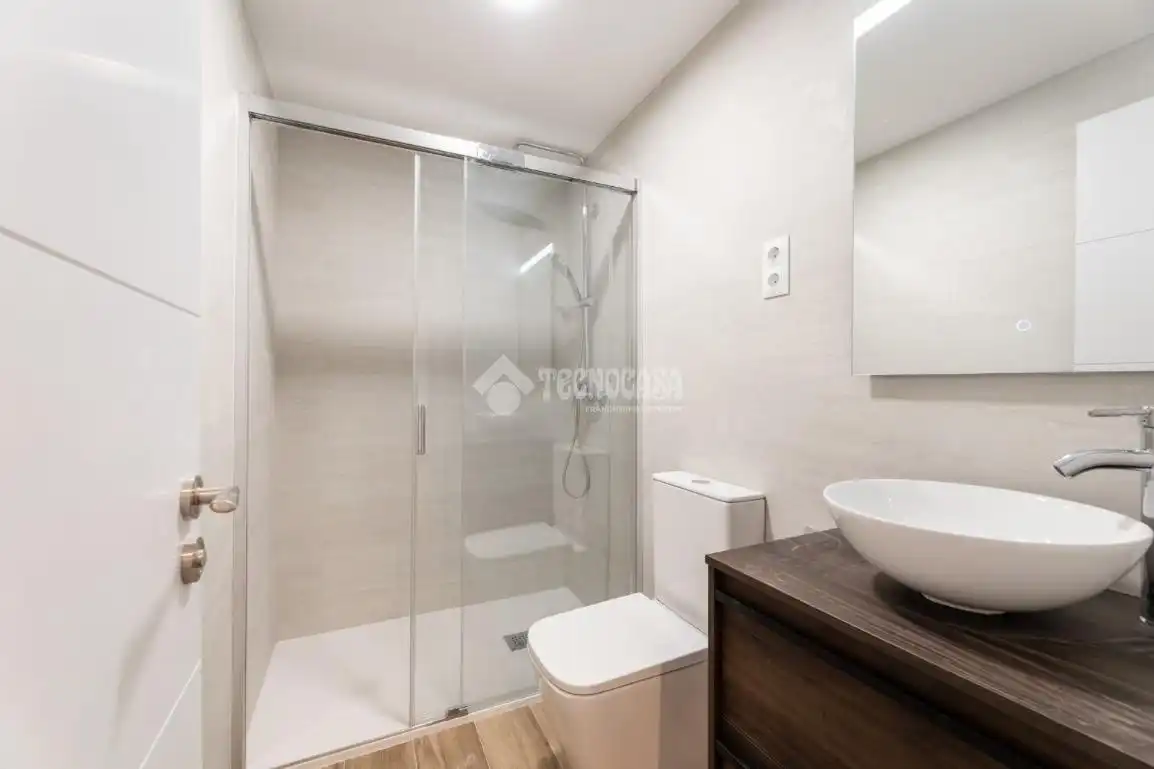 Bathroom of Flat for sale in Madrid