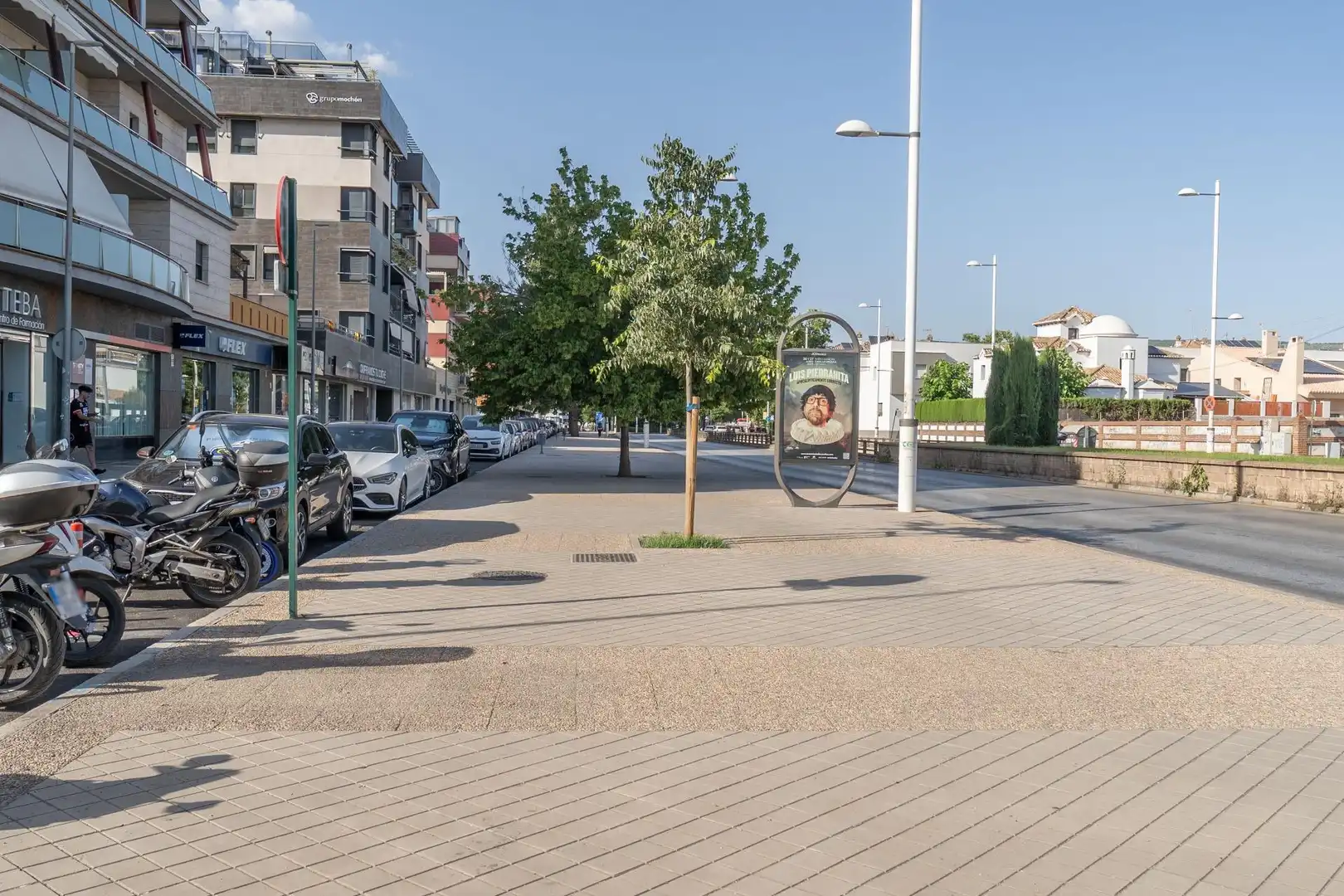 Außenansicht von Garage zum Verkauf in Granada