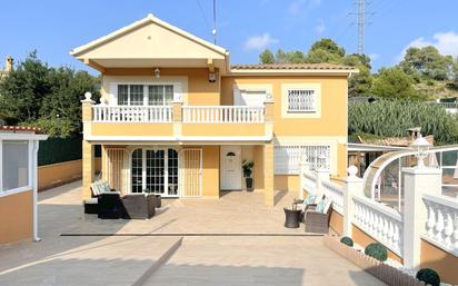 Vista exterior de Casa o xalet en venda en Cunit amb Aire condicionat, Terrassa i Piscina