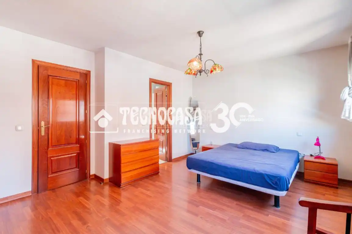 Habitación de Casa adosada en venta en Madrid con Parquet