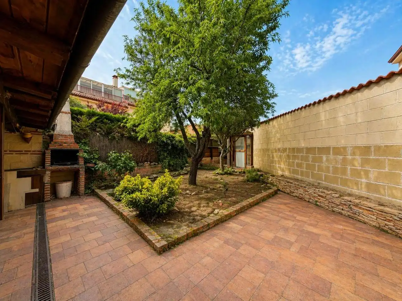 Jardí de Casa adosada en venda en Palazuelos de Eresma amb Calefacció, Jardí privat i Terrassa