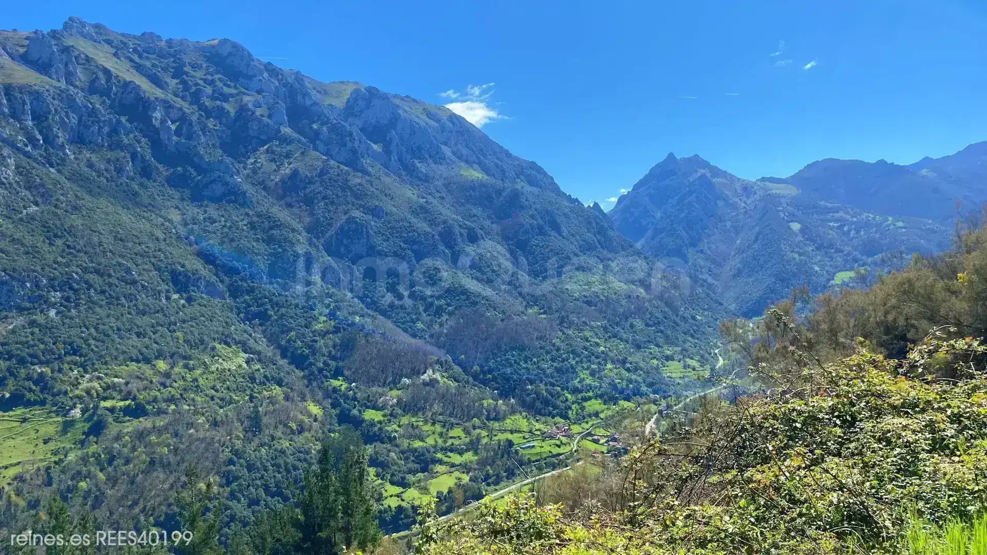 Vista exterior de Casa o xalet en venda en Santo Adriano amb Calefacció, Jardí privat i Terrassa